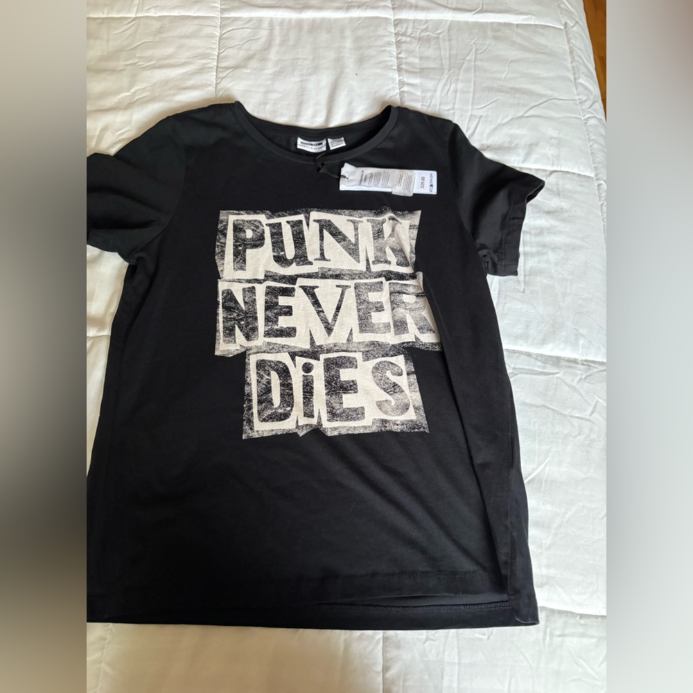 Noisy May Black Tee